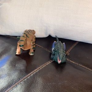 Moving dino toys